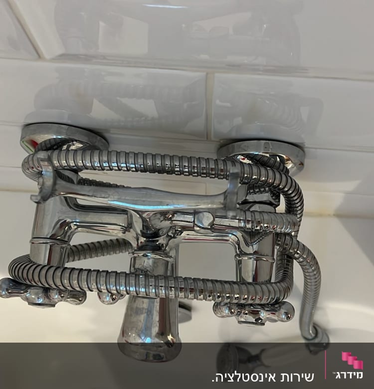 ברז אמבטיה עם צינור מתכת גמיש